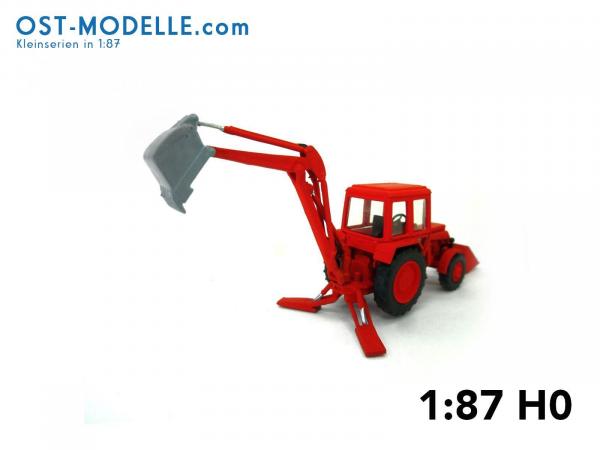 Traktorbagger MTS-82 Frontlader – rot Arbeitsstellung Arm oben